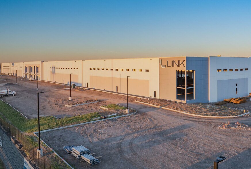 More Photos Of 105-161 Hyatt Ave, Newark Distribution For Lease