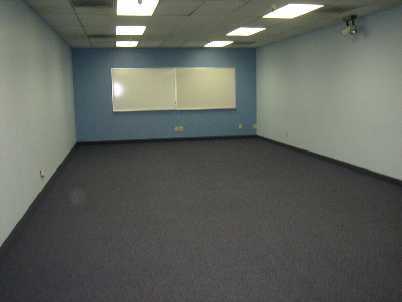 More Photos Of 3161 N 33rd Ave, Phoenix Research And Development For Lease