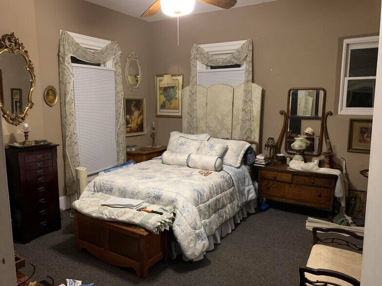 More Photos Of 922 Main St, Saint Joseph General Retail For Sale