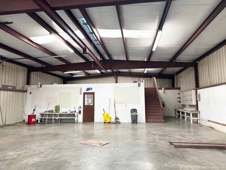 More Photos Of 7700 Padre Island Hwy, Brownsville Light Distribution For Lease