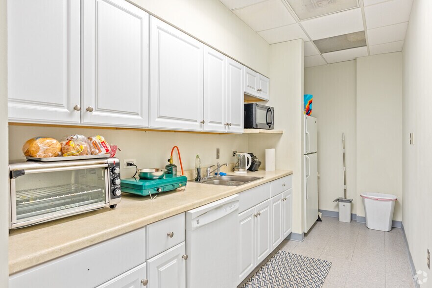 More Photos Of 8233 Old Courthouse Rd, Vienna Medical For Lease