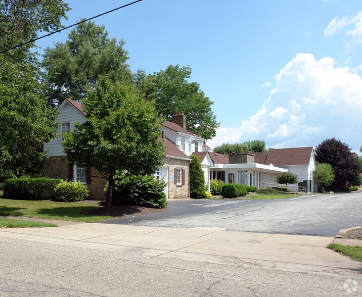 Primary Photo Of 2614 E Market St, Warren Medical For Sale
