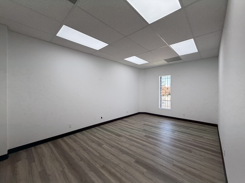 More Photos Of 15825 Stagg St, Van Nuys Warehouse For Lease