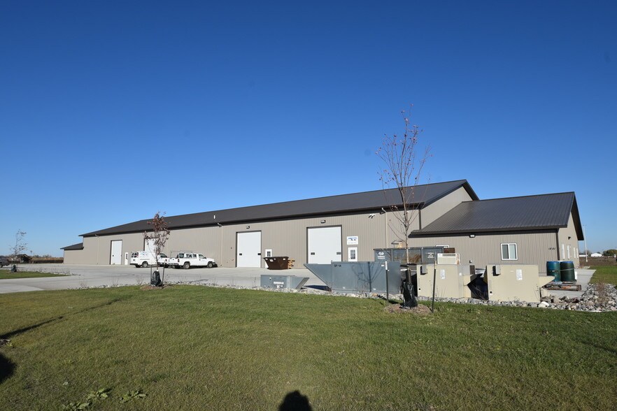 More Photos Of 1881 N Sheyenne Loop, Fargo Warehouse For Lease