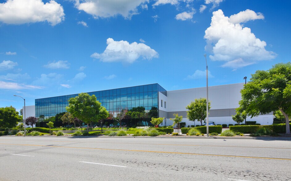 More Photos Of 28220 Industry Dr, Valencia Distribution For Lease