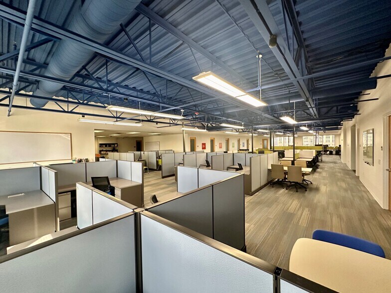 More Photos Of 301 Pennsylvania Pky, Indianapolis Office For Lease