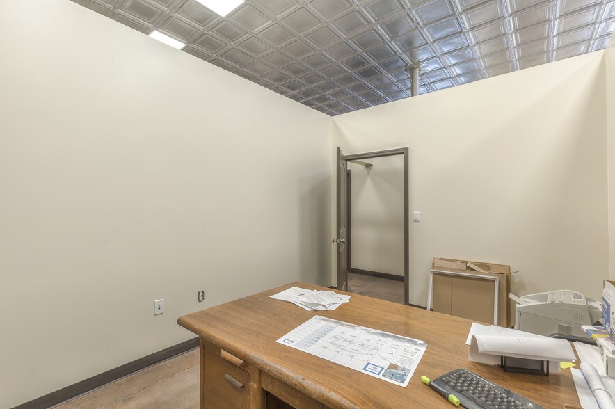 More Photos Of 204 S Broadway, Coweta Office For Sale