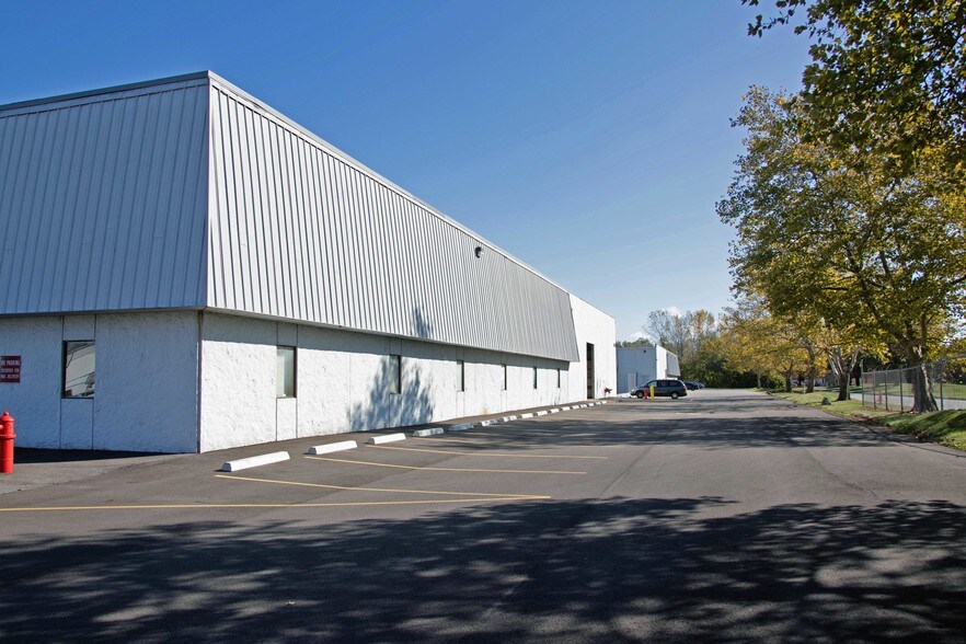 More Photos Of 2060-2078 N Integrity Dr, Columbus Warehouse For Lease