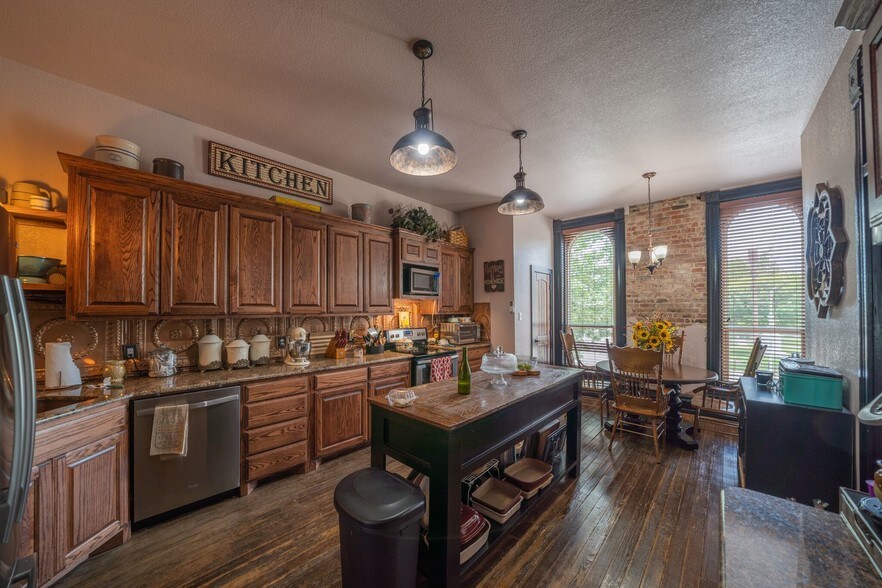 More Photos Of 75 N Waco St, Hillsboro General Retail For Lease