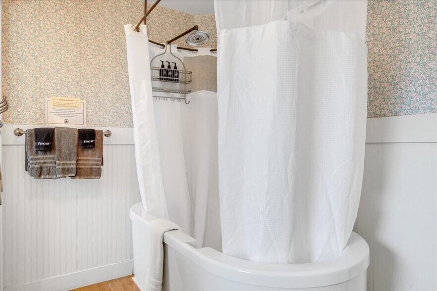 More Photos Of 18736 Main St, Groveland Hotel For Sale