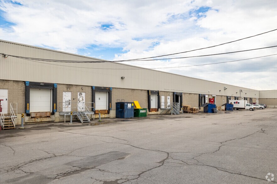 More Photos Of 3420-3480 Boul Industriel, Laval Service For Lease