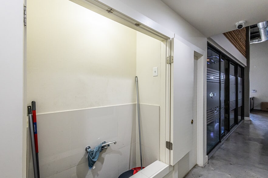 More Photos Of 302 Crossroads Loop, Laredo Office For Lease