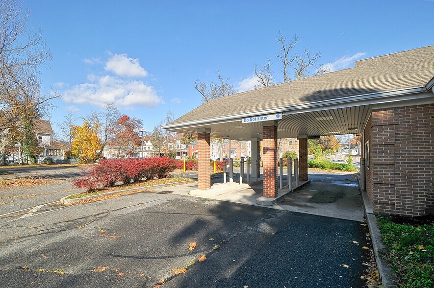 More Photos Of 335 E Front St, Plainfield Bank For Lease