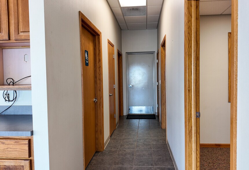 More Photos Of 4201 W 12th St, Sioux Falls Flex For Lease