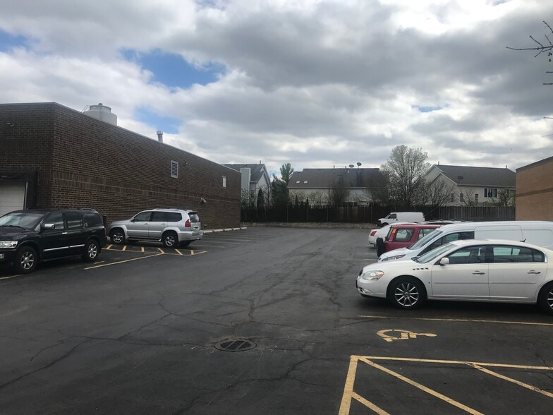 More Photos Of 1355 Wilhelm Rd, Mundelein Warehouse For Lease