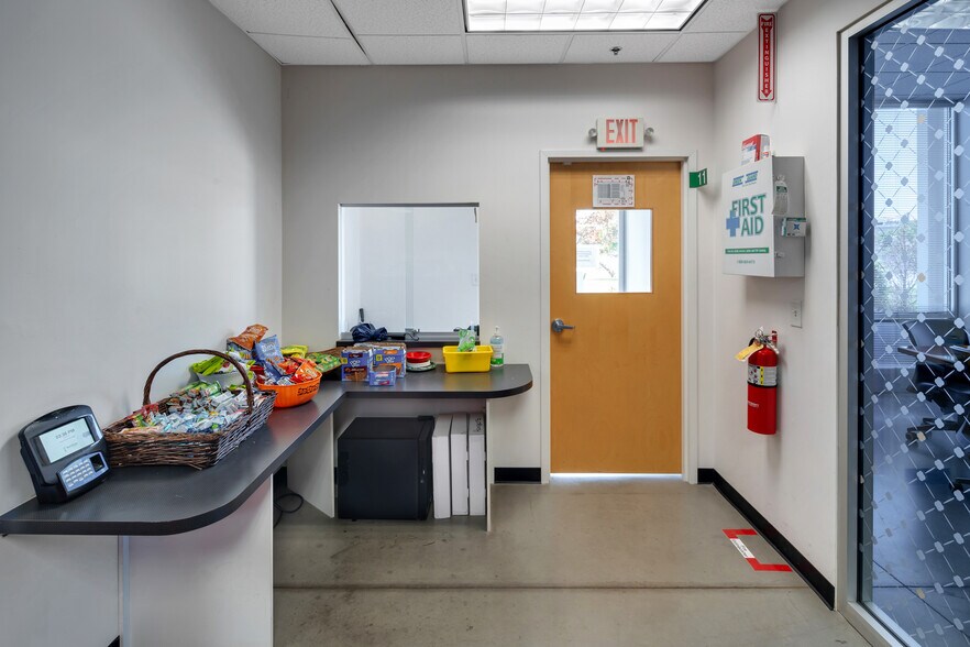 More Photos Of 7865 National Tpke, Louisville Distribution For Lease