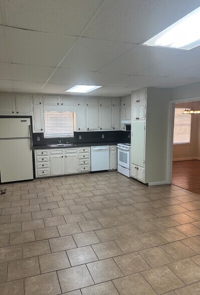 More Photos Of 9014 Helena Rd, Pelham Flex For Sale
