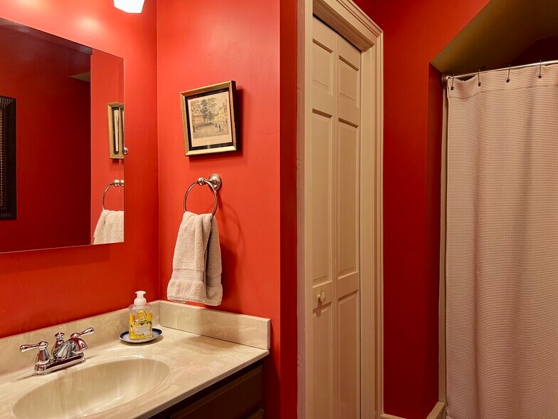 More Photos Of 210 S College St, Franklin Office For Sale