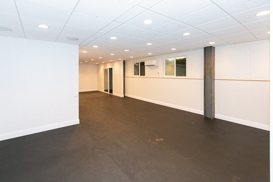 More Photos Of 2040 N Ferry St, Anoka Office For Sale