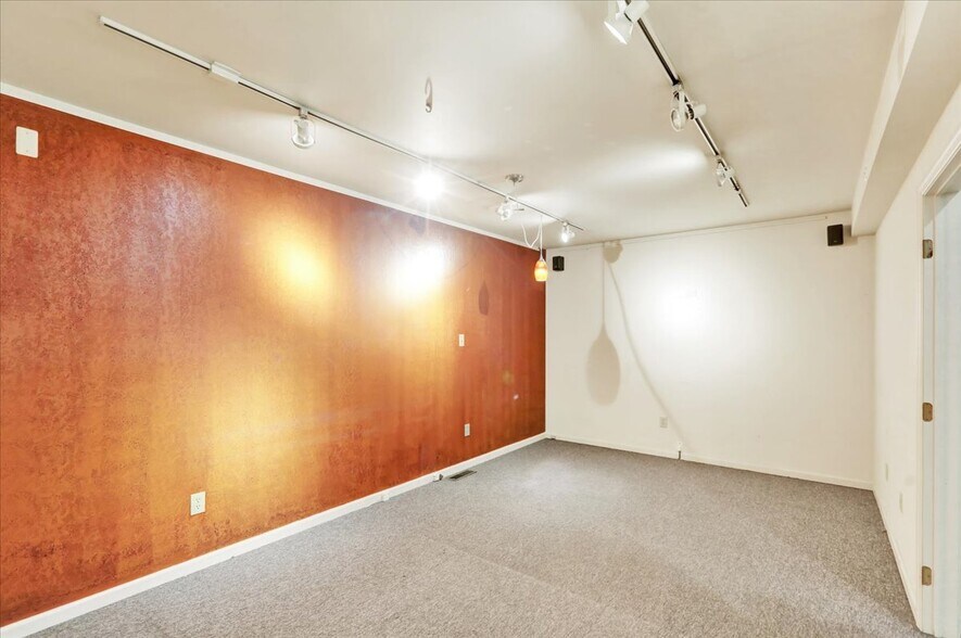 More Photos Of 5 Old Wernersville Rd, Sinking Spring Freestanding For Lease