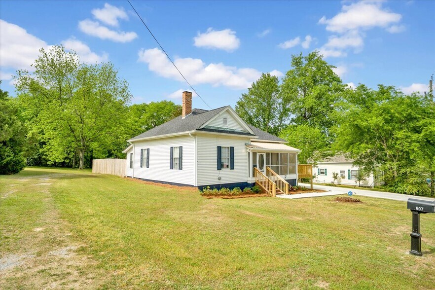 More Photos Of 607 12th Ave SW, Alabaster Specialty For Sale
