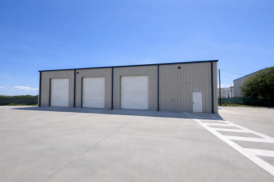 More Photos Of 1922 Tampa East Blvd, Tampa Warehouse For Lease