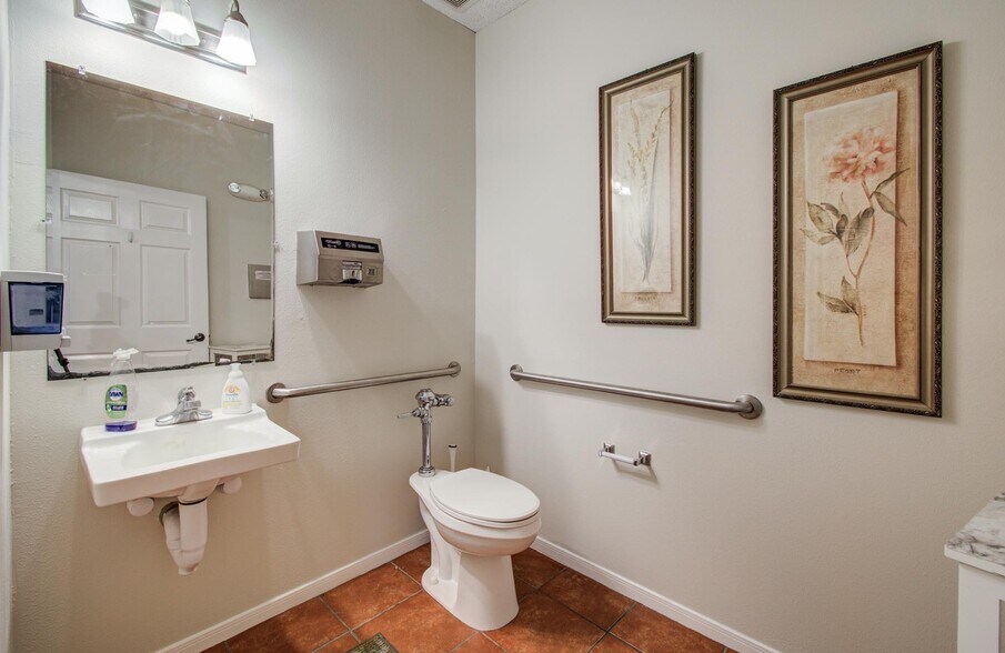 More Photos Of 11201 Steeplepark Dr, Houston Office Residential For Sale