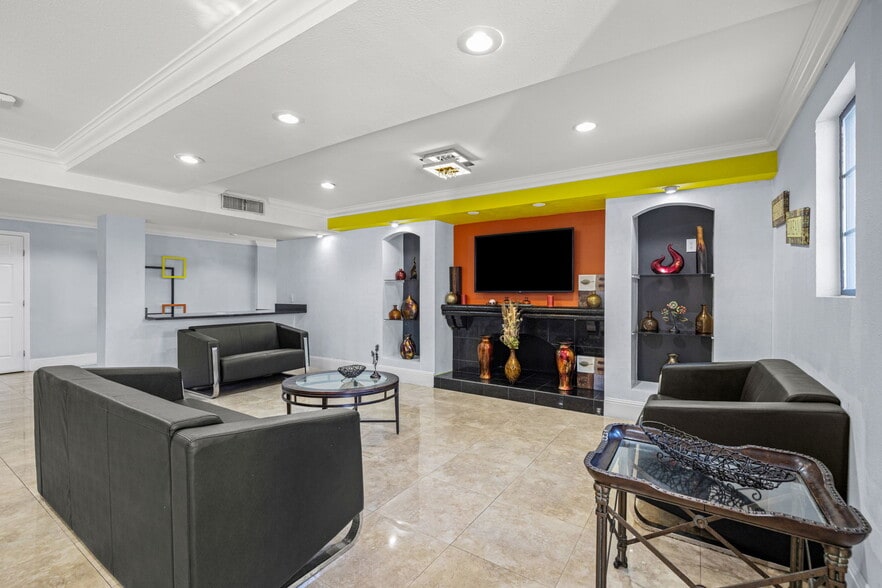 More Photos Of 2904 Melbourne St, Tampa Hotel For Sale