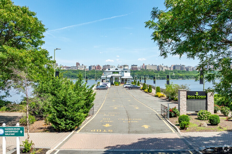 More Photos Of 541 River Rd, Edgewater Restaurant For Lease