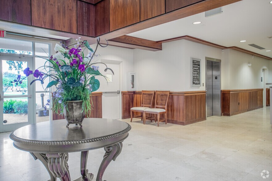 More Photos Of 2390 Tamiami Trl N, Naples Medical For Lease