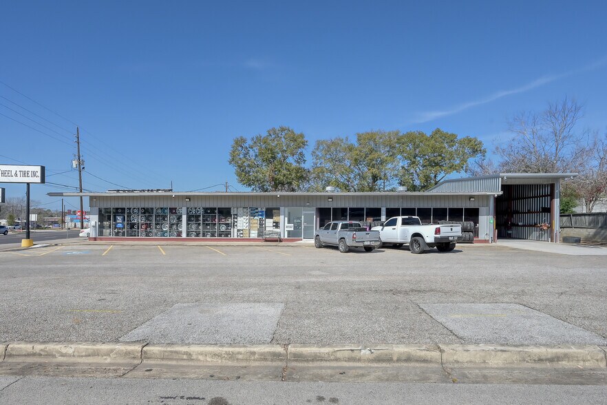 More Photos Of 202 N Frazier St, Conroe Freestanding For Sale