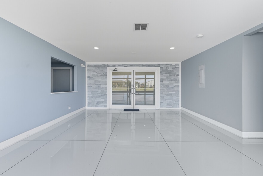 More Photos Of 801 W Grant Hwy, Marengo Freestanding For Sale