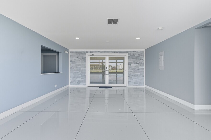 More Photos Of 801 W Grant Hwy, Marengo Showroom For Lease