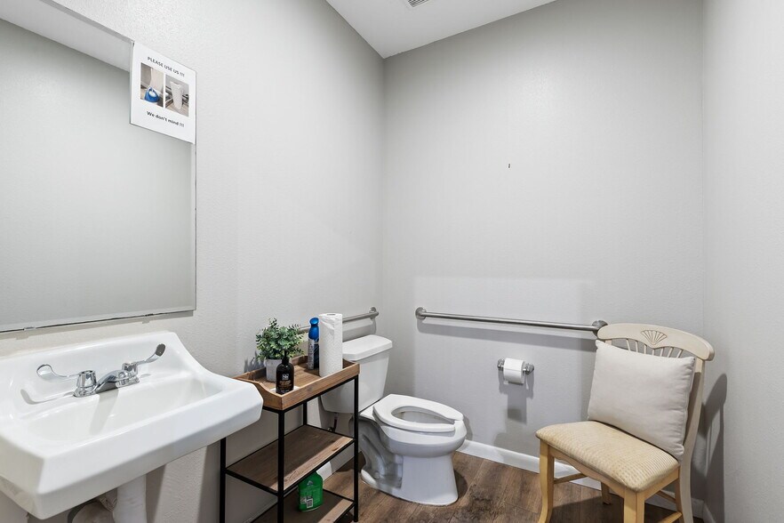 More Photos Of 1356 Bennett Dr, Longwood Distribution For Lease