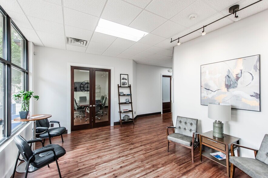 More Photos Of 717-719 S Main St, Springfield Storefront Retail Office For Lease