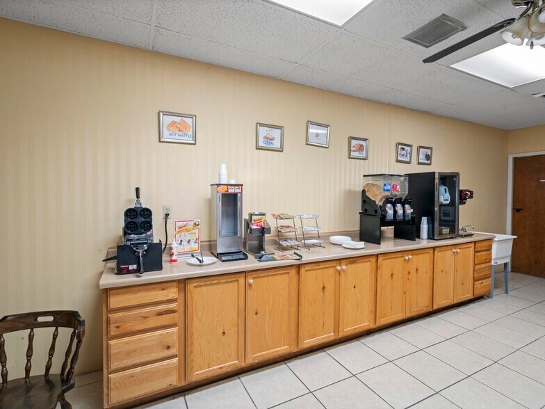 More Photos Of 1225 S State St, Salina Hotel For Sale