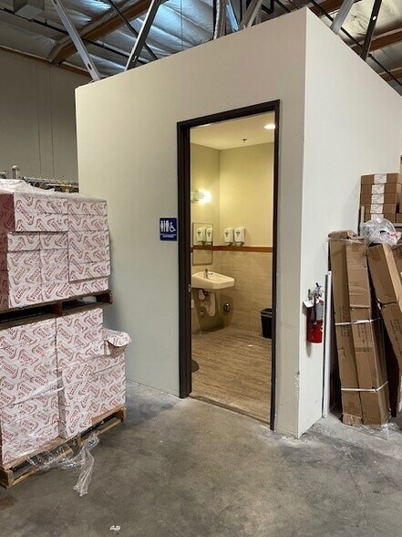 More Photos Of 2082 E Gladwick St, Rancho Dominguez Warehouse For Lease