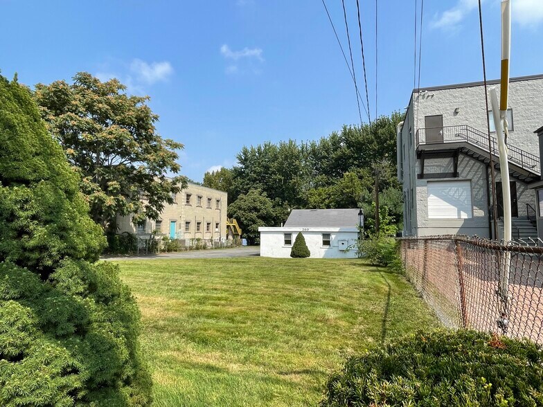 More Photos Of 260 Calvary St, Waltham Light Distribution For Lease