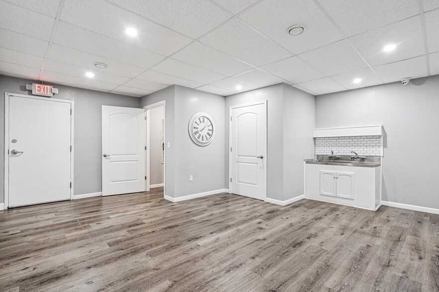 More Photos Of 1525 E Army Post Rd, Des Moines Auto Repair For Lease