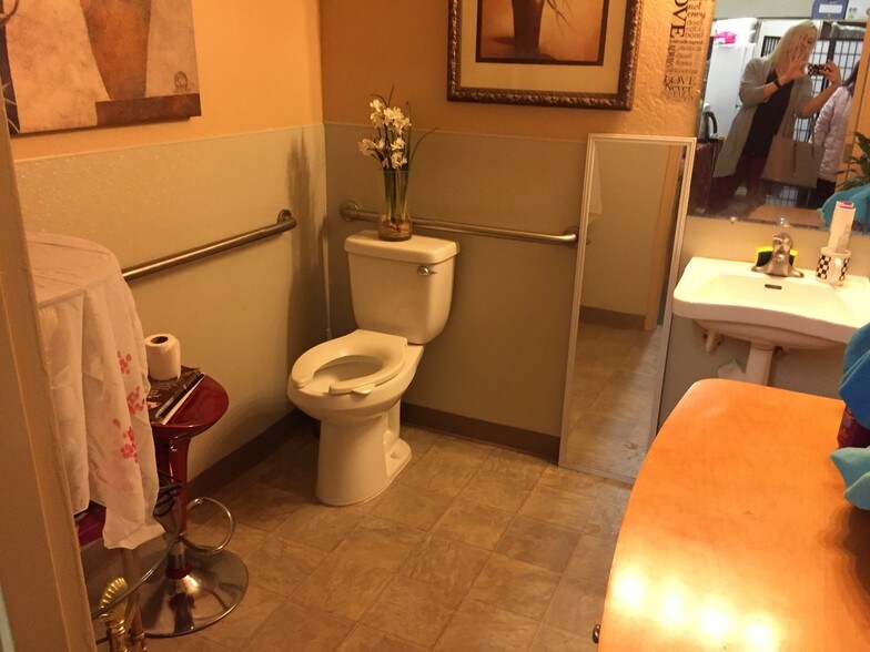More Photos Of 72-76 Lake Blvd, Redding Storefront For Lease