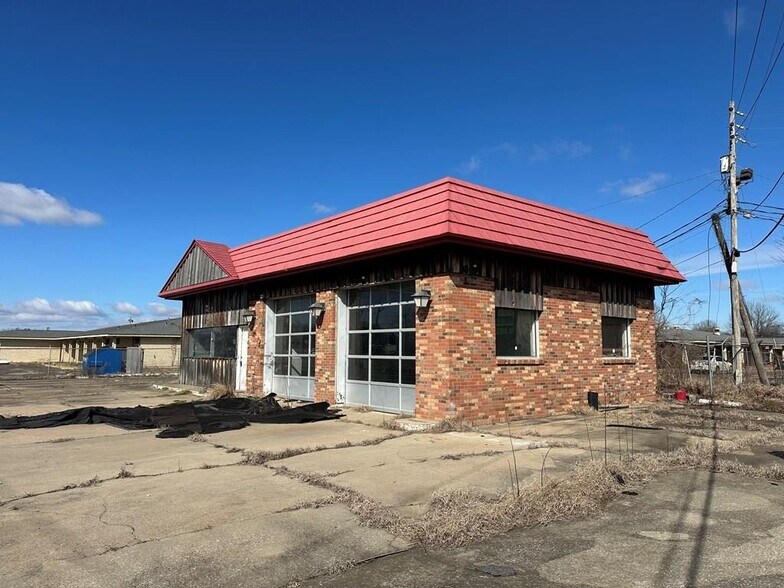 More Photos Of 2512 US-82, Greenville Auto Repair For Sale