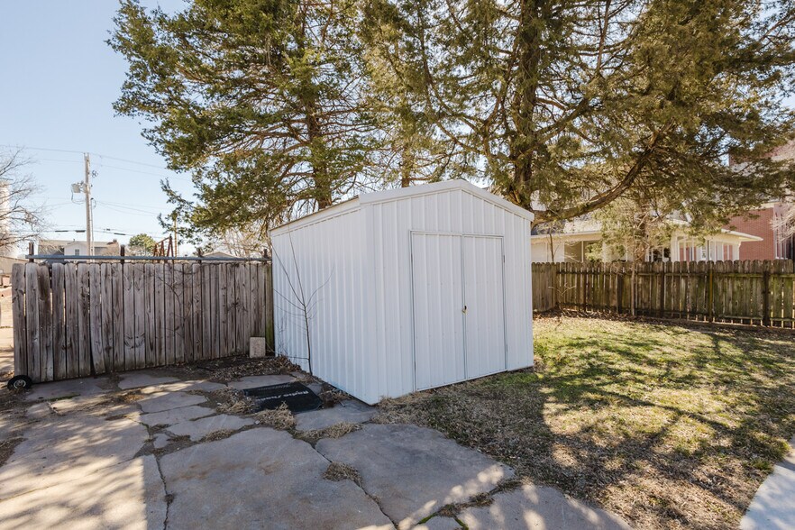 More Photos Of 410 N Commercial Ave, Sedgwick Storefront For Sale