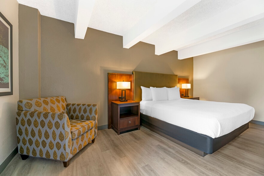 More Photos Of 250 W Church St, Mishicot Hotel For Sale