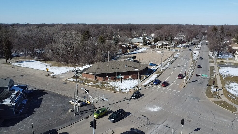 More Photos Of 2009 S Memorial Dr, Appleton Office For Sale