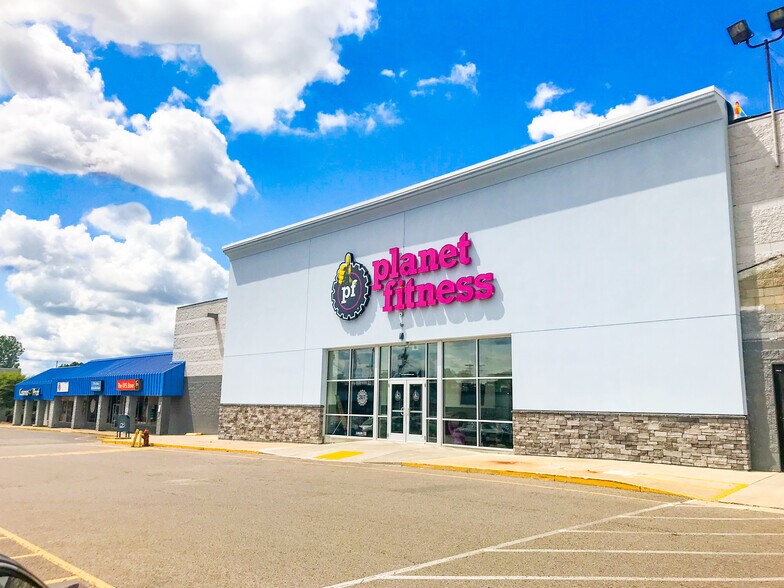 More Photos Of 1185-1259 N Memorial Dr, Lancaster General Retail For Lease