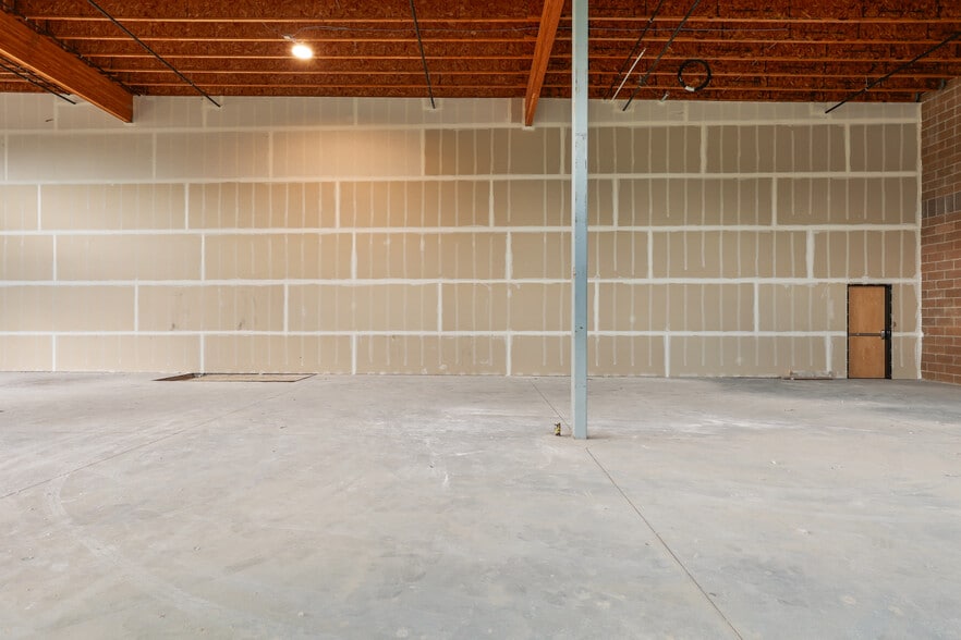 More Photos Of 21600 SE Stark St, Gresham Service For Lease