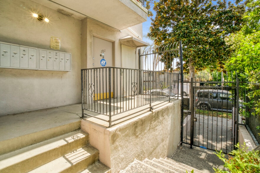 More Photos Of 695 S Norton Ave, Los Angeles Apartments For Sale