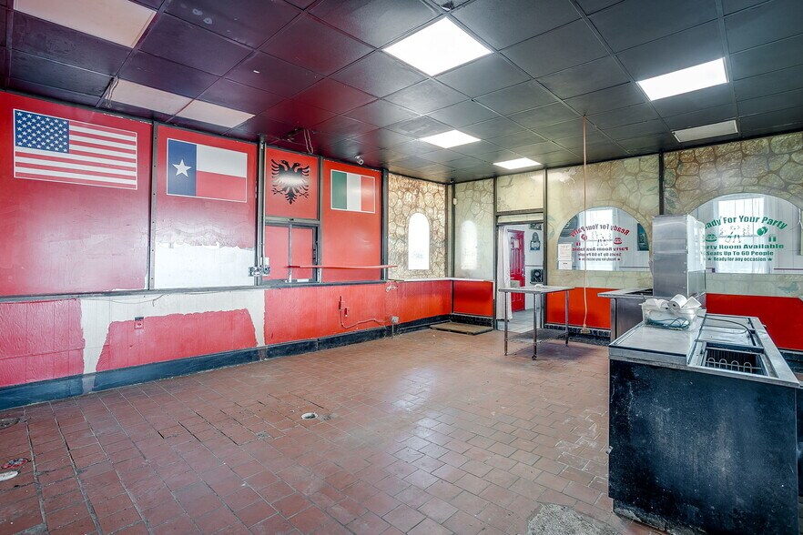 More Photos Of 8901 Jacksboro Hwy, Lakeside Restaurant For Lease