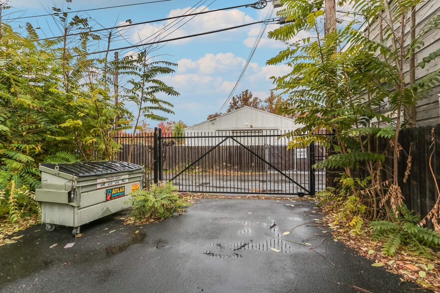 More Photos Of 1112 D St, Sacramento Showroom For Sale