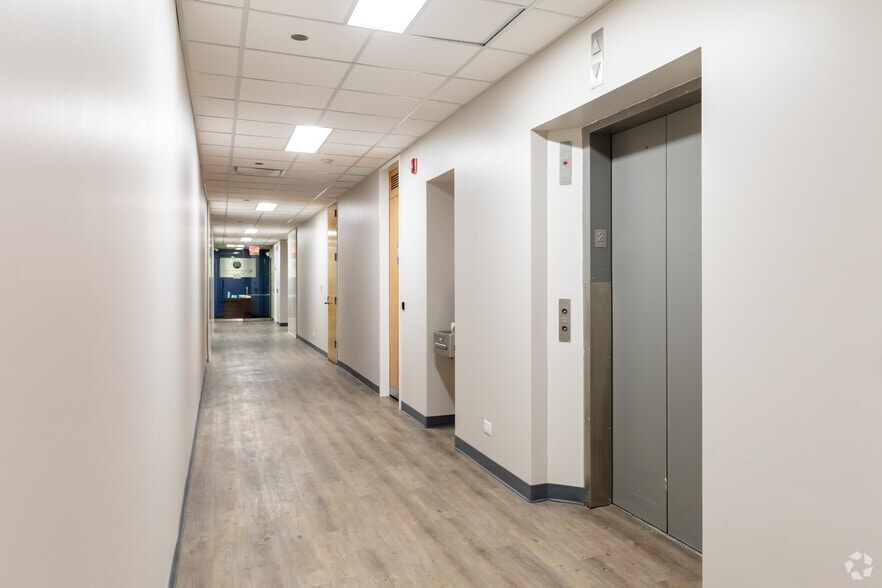 More Photos Of 387 Shuman Blvd, Naperville Medical For Lease